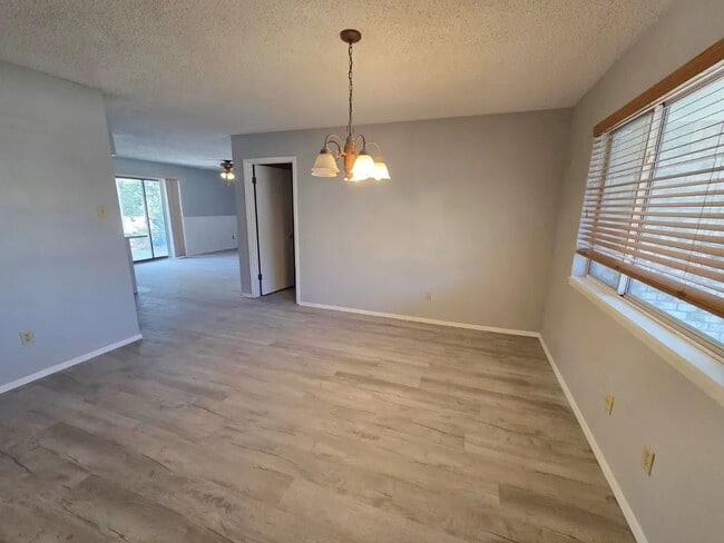 Building Photo - Very well maintained home - 6 Month Lease!!!