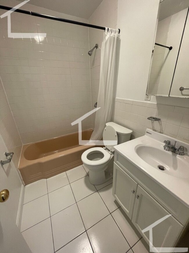 Building Photo - Large Studio Available 6/1/26