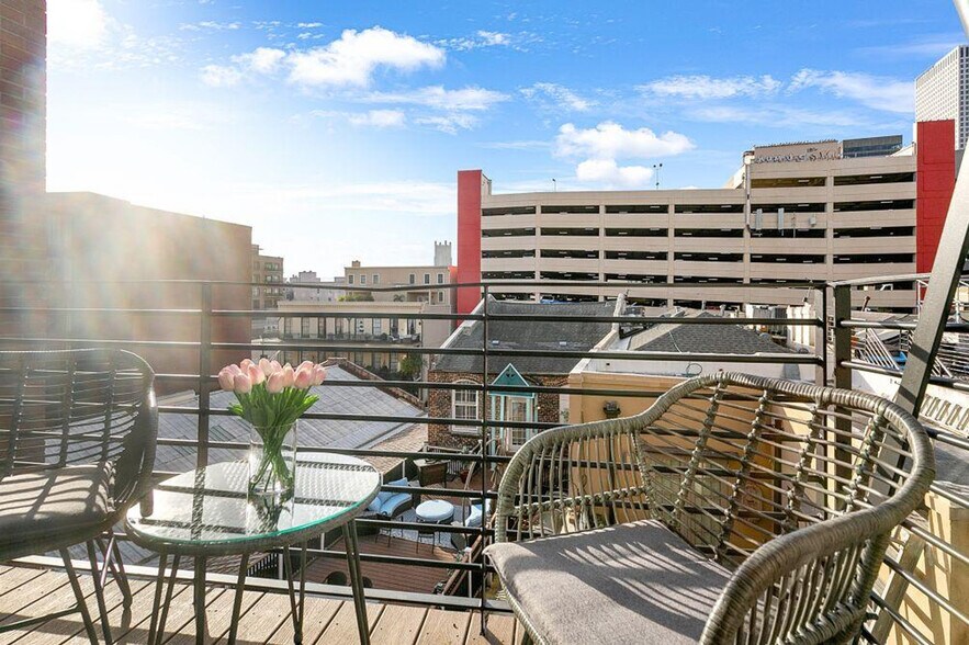 Building Photo - 611 Commerce St