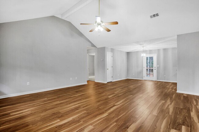 Building Photo - 3 bedroom 2.5 bath home