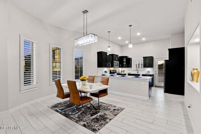 Building Photo - 2621 Maria Casas St