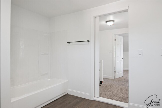 Building Photo - 4 bedroom $1550