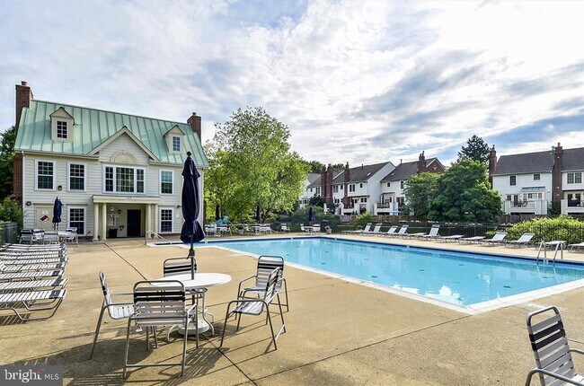 Building Photo - 1100 Quaker Hill Dr