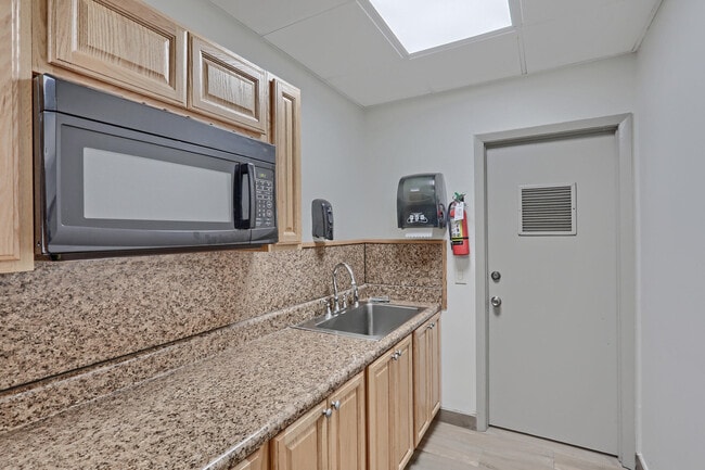 Building Photo - 15792 Philodendron Cir