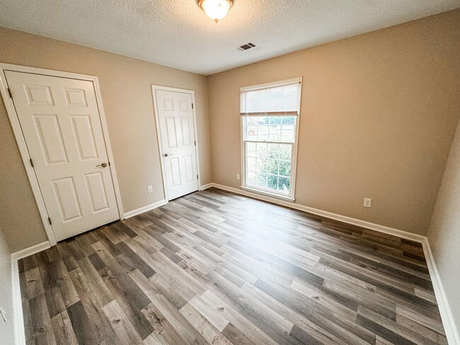 Building Photo - 3945 Windyke Dr