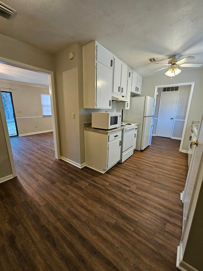 Building Photo - 2724 Whitney Dr N