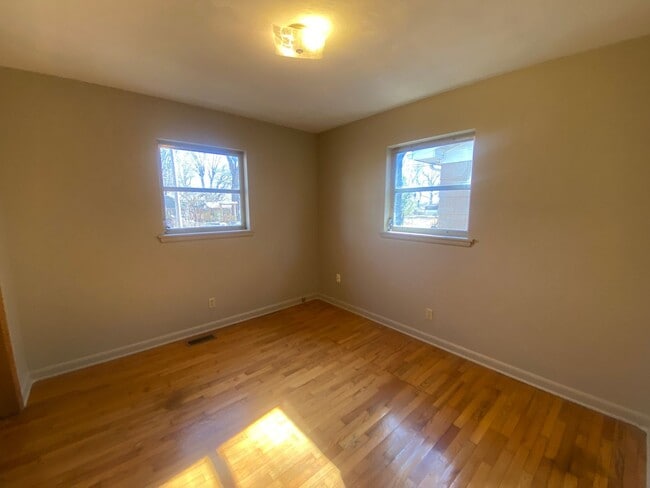 Building Photo - 2 bedroom 1.5 bath charming home