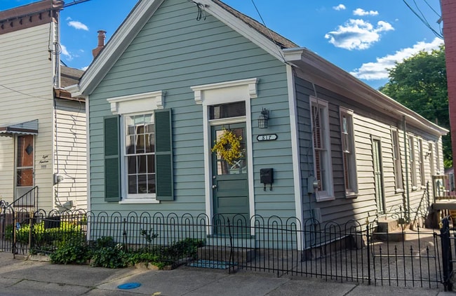Building Photo - 817 Perry St
