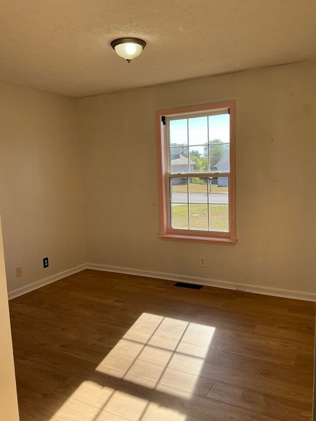 Building Photo - 714 Shetland Dr