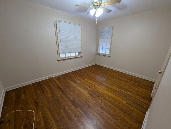 Building Photo - Sweet on Ashford: Sunny Spaces & Classic Charm!