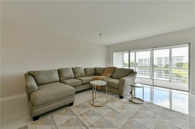 Building Photo - 2751 N Palm Aire Dr