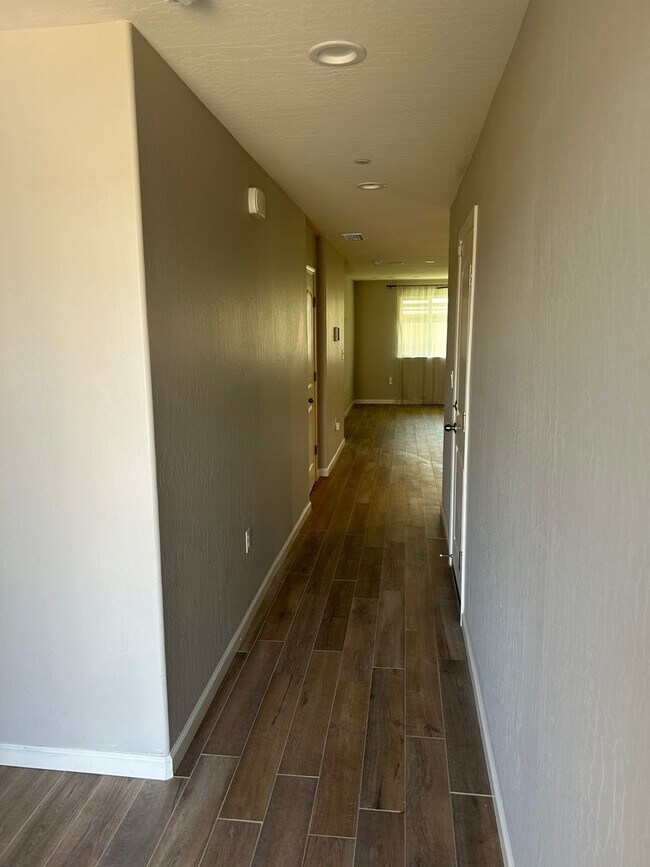 Building Photo - 3 BR 2 BA Available Now