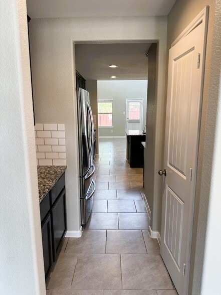 Building Photo - 615 Calm Ct