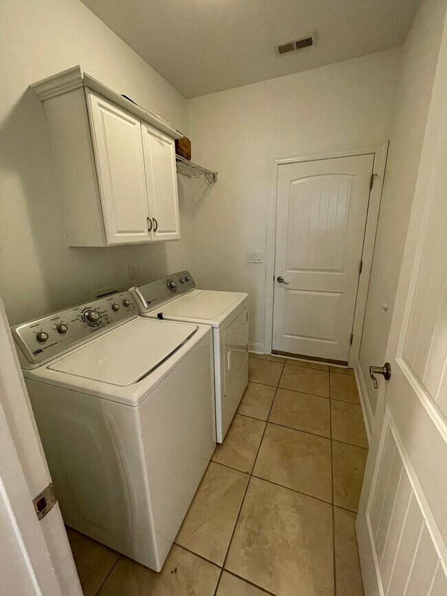 Building Photo - Move-In Incentive - $200 off first month's rent