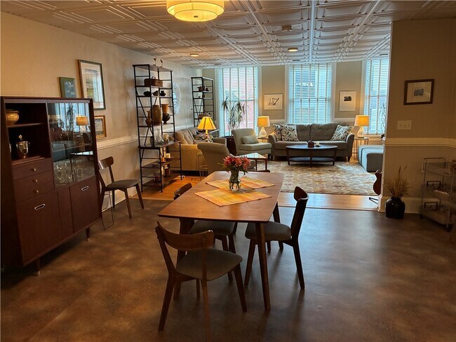 Building Photo - 136 E State St