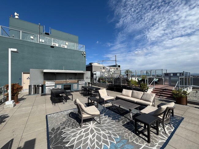 Building Photo - Gorgeous Studio W/ W/D, A/C, Balcony, Rooftop Deck, Gym, Jacuzzi with City views!!