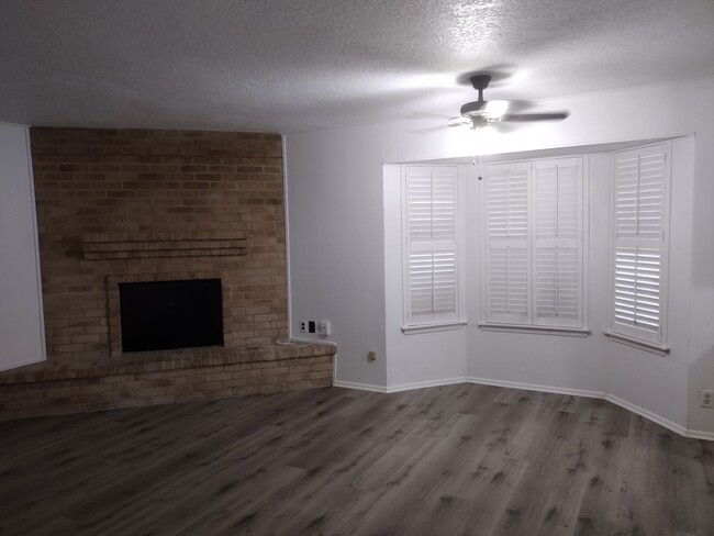 Building Photo - Leon Valley~ 3 bedroom~ Freshly Painted In...