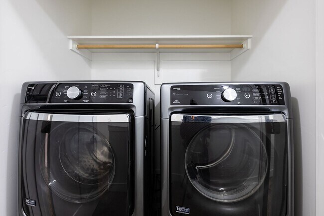 Building Photo - $300 off first month for February & March move-ins! - BEAUTIFUL 3 BED 2.5 BATH TOWNHOME IN SUGAR ...