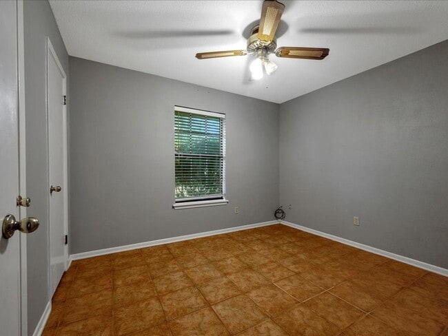 Building Photo - Country Living in Alazan!