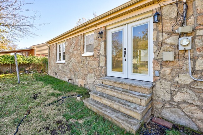 Building Photo - Adorable remodel at Lake Hefner