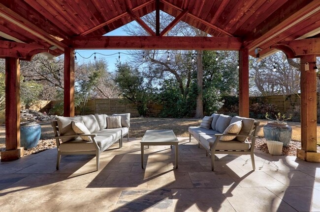 Building Photo - 9707 Bordeaux Ln