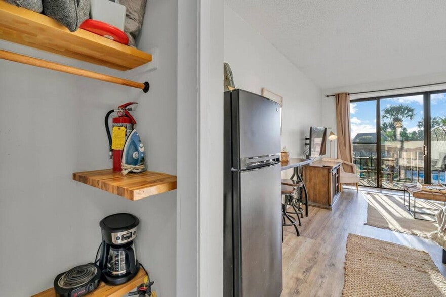 Building Photo - 214 Miracle Strip Pkwy SW