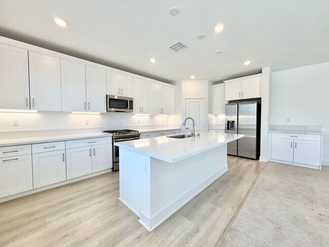 Building Photo - Move-In Ready 5 Bedroom Home with Solar & Large Loft