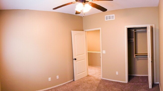 Building Photo - 3-Bed Duplex w Garage, NEW Carpet + Fenced Yard