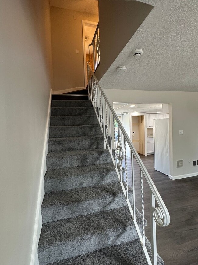Building Photo - 3 bedroom townhouse Lawrence, MA
