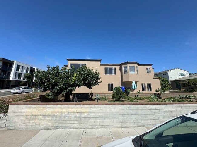Building Photo - POINT LOMA HOME 4br-2.0 baths located on l...
