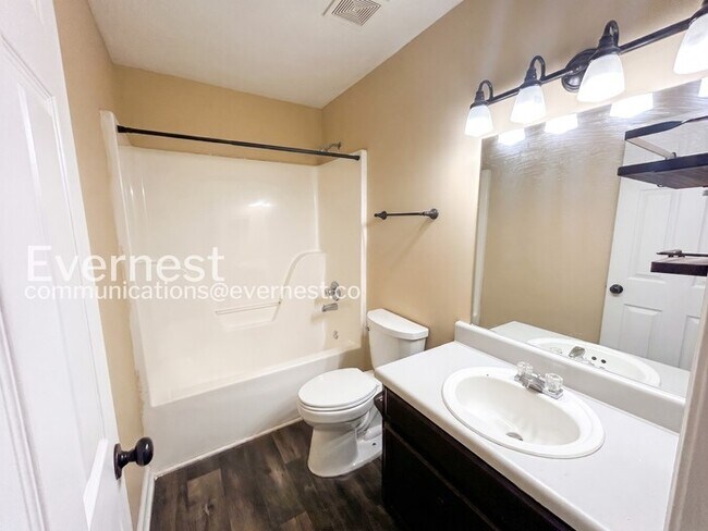 Building Photo - 2-Bed/1.5-Bath Town Home/Available Now!