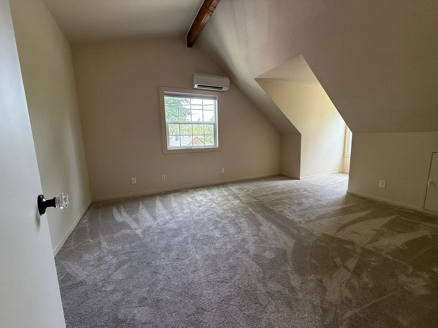 Building Photo - 7870 SW West Slope Dr