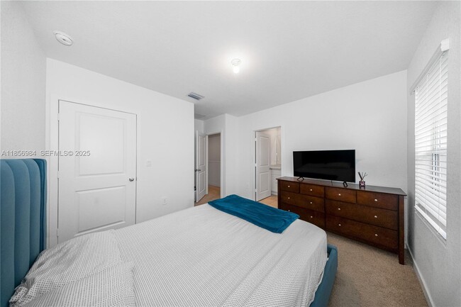 Building Photo - 425 NE 1st Ave