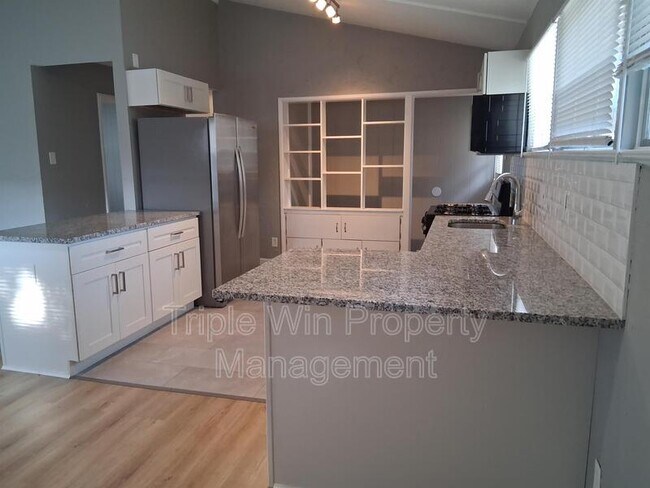 Building Photo - 524 Acorn Dr