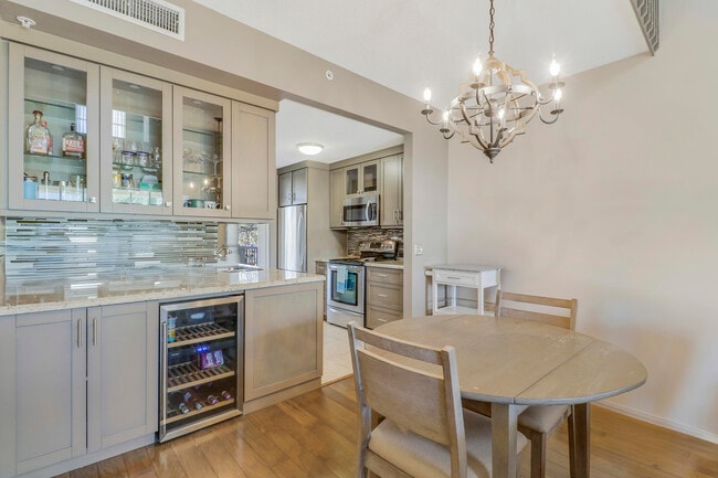 Building Photo - 1152 University Blvd