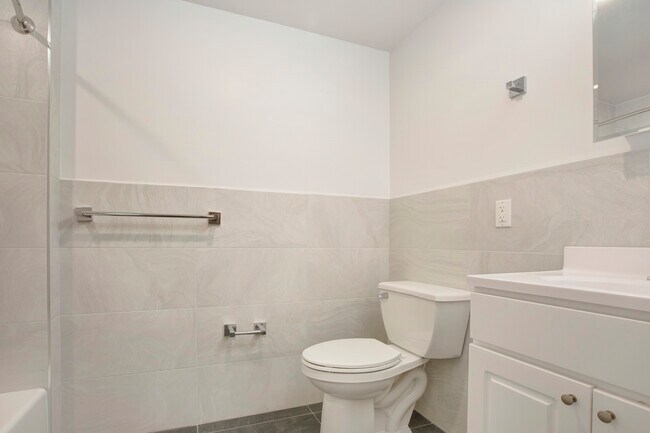 Building Photo - 531 Tinton Ave