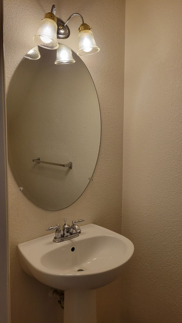 Building Photo - Single Family 3 Bed, 2.5 Bath Home - Avail...