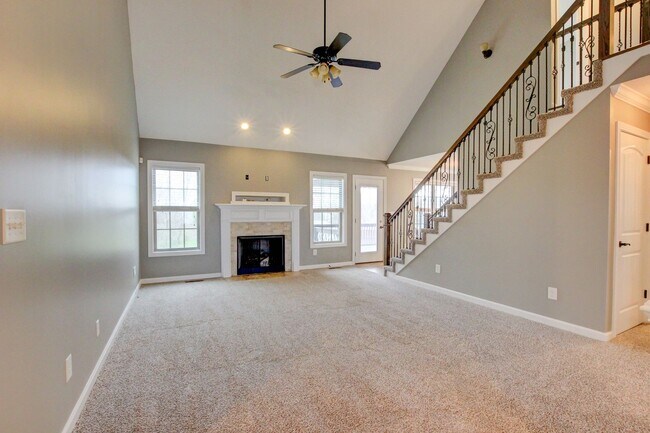 Building Photo - Executive Home on Cul de sac off exit 8.  Hurry.