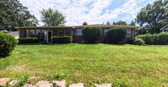 Building Photo - Spacious 3 Bedroom 1.5 Bath Home- Located ...