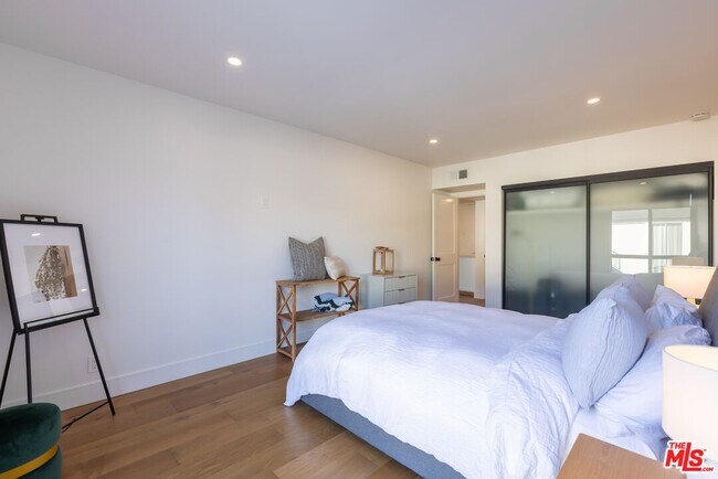 Building Photo - 1351 N Crescent Heights Blvd