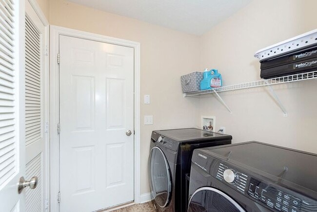 Building Photo - Beautiful 3 Bed Townhome In the Heart Of Village Of West Clay!