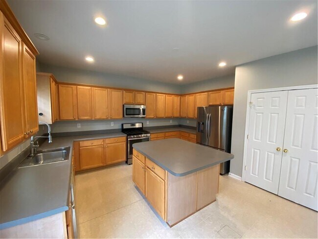Building Photo - 5125 Huntington Crest Ln