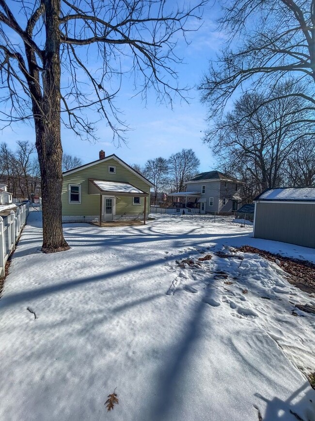 Building Photo - Welcome to this charming 2-bedroom, 1-bathroom home located in the heart of Crescent Township, PA