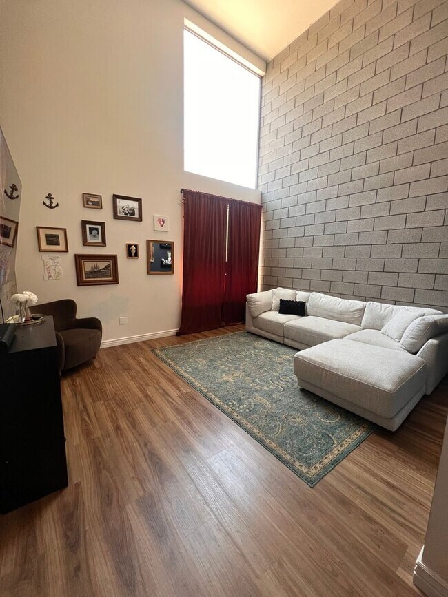 Building Photo - Modern Downtown Loft – Walkable, Stylish, ...