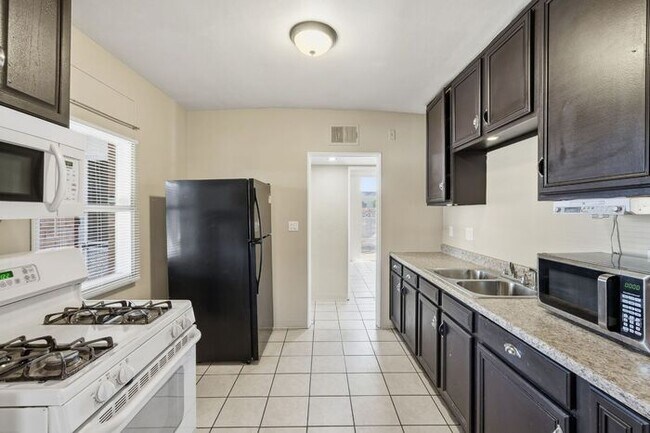 Building Photo - Light-Filled Tucson 2 Bedroom Rental – Move In This November!