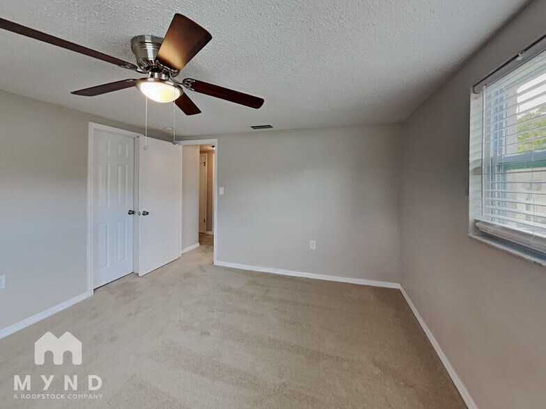 Building Photo - 9724 Lakeside Ln