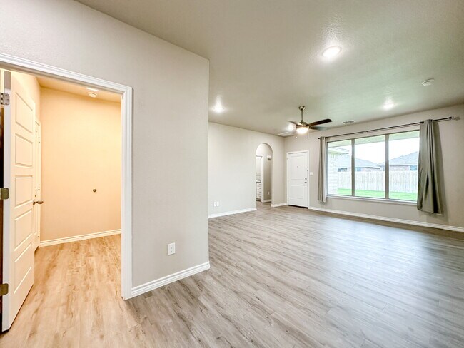 Building Photo - Newer Built 3/2/2 in Frenship ISD!