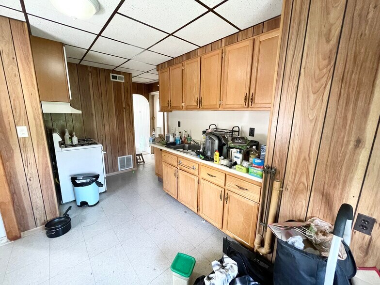Building Photo - 103 Buttonwood St