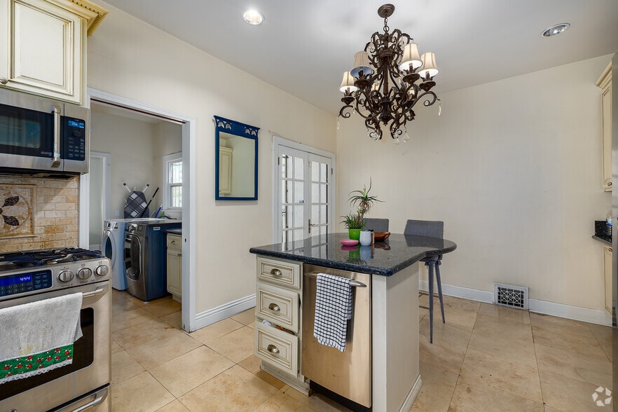4BR, 3BA - 1,950SF - Kitchen - RiverSoto Apartments LLC