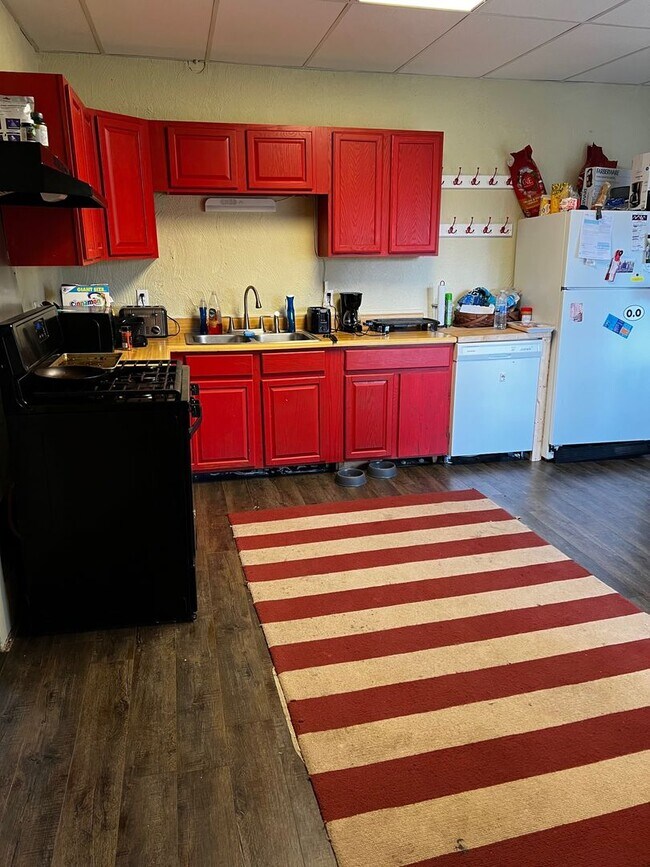 Building Photo - Large Home in Elm Heights - Available July...